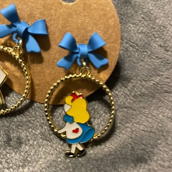 Alice in Wonderland Mix Matched Pierced Earrings…soooo cute! - Picture 4 of 4